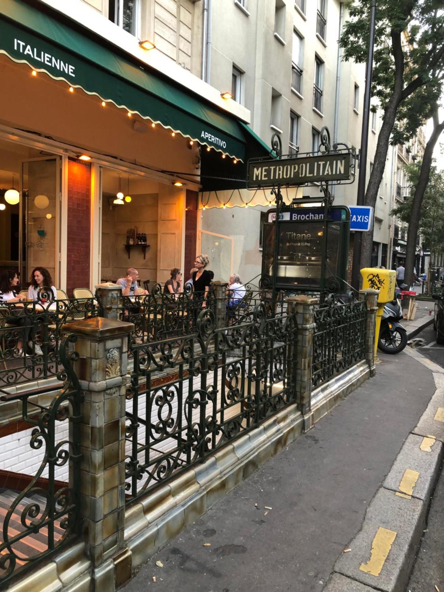 Guesthouse Familial Pour 2,3,4 Personnes De 44M2- Accessible Handic -Rez De Chaussee-Vues Sur Rue Et Patio Prive - Sejour, Chambre Separee-Cuisine,Salle De Bain,Lit Double Et Canape-Lit 2Pers-Entree De La Rue Berzelius-5 Minutes Du Metro Brochant-Lig Paris Exterior foto